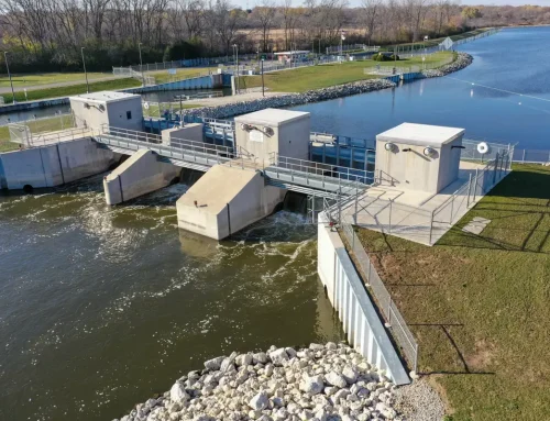 What are the hours of the Stratton Lock and Dam?